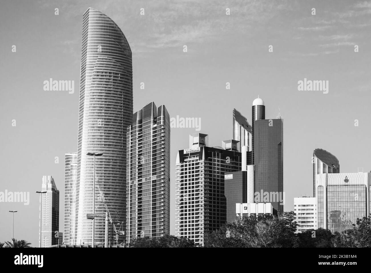 Abu Dhabi, Vereinigte Arabische Emirate - 9. April 2019: Skyline mit Wolkenkratzern der Innenstadt von Abu Dhabi, Schwarz-Weiß-Foto Stockfoto