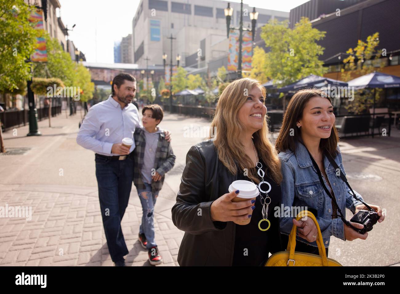 Glückliche Familie, die einen Städtetrip genießen kann Stockfoto