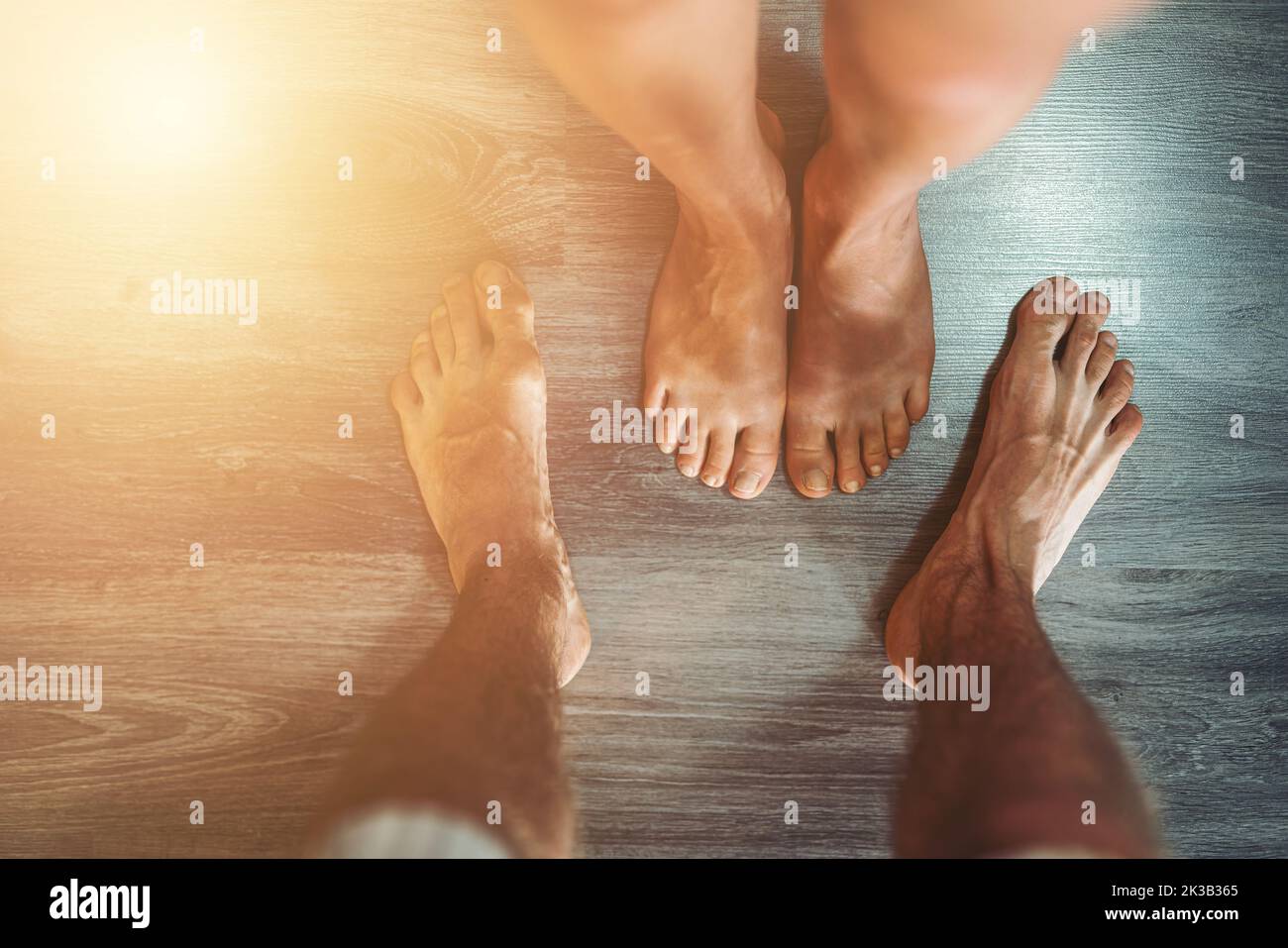 Barfuss Füße auf dem Parkettboden in Nahaufnahme. Stockfoto