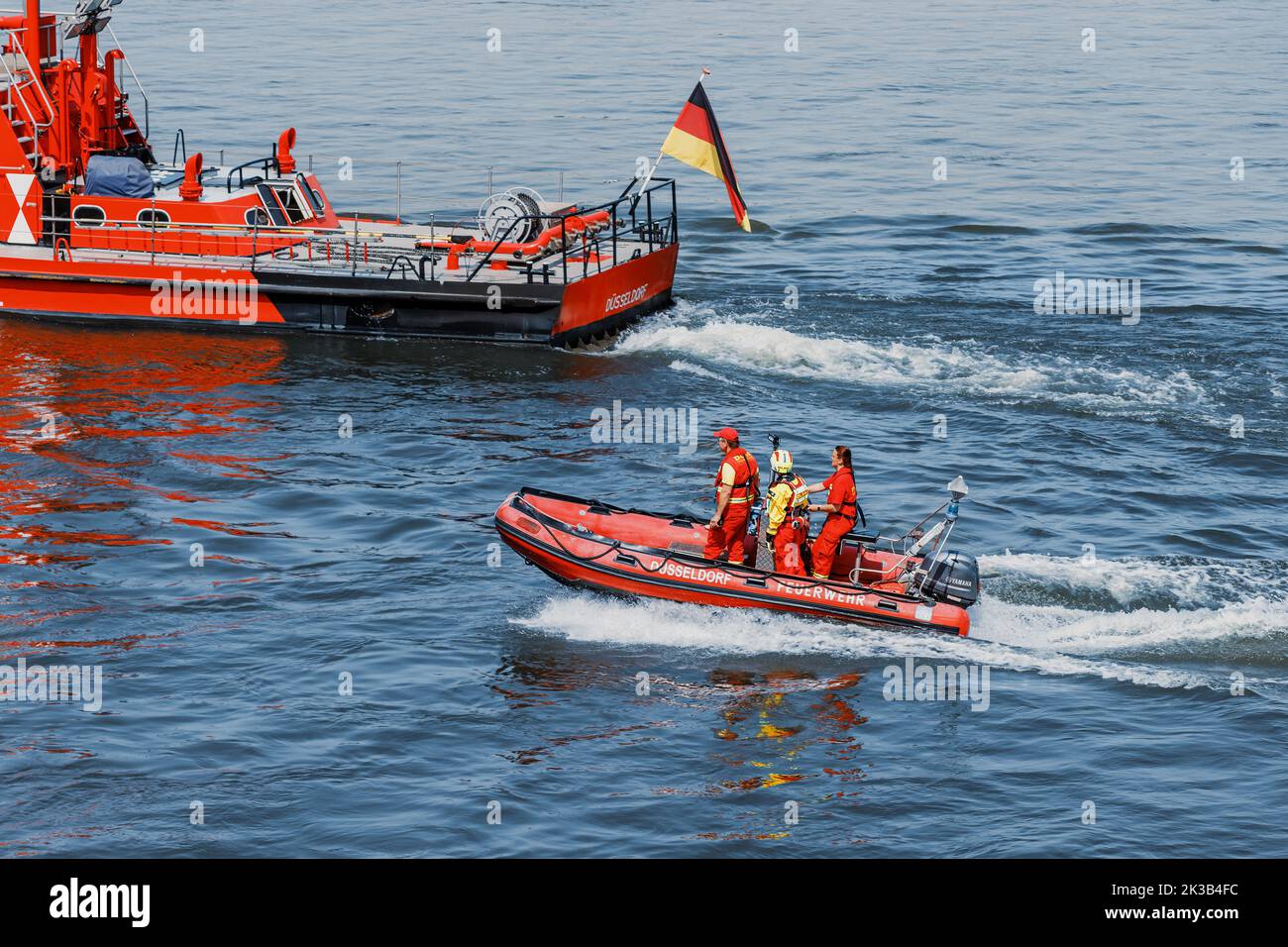 23. Juli 2022, Düsseldorf, Deutschland: Feuerwehrboot patrouilliert an der Rheinküste oder eilt zu einem Notunfall Stockfoto