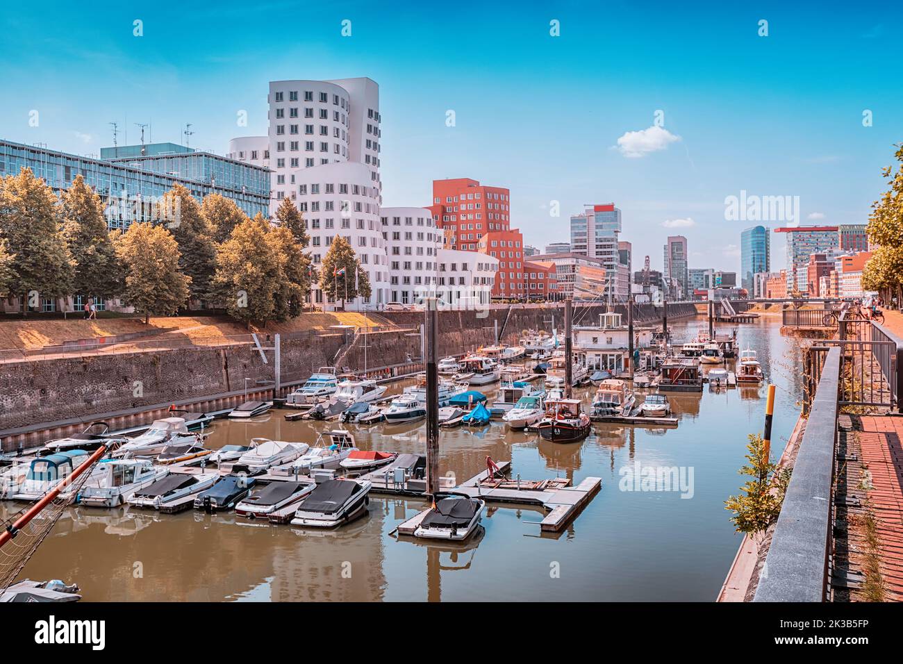 Marina Hafen mit festfahrten Booten und Yachten in Media Hafen in Düsseldorf Innenstadt, Deutschland Stockfoto