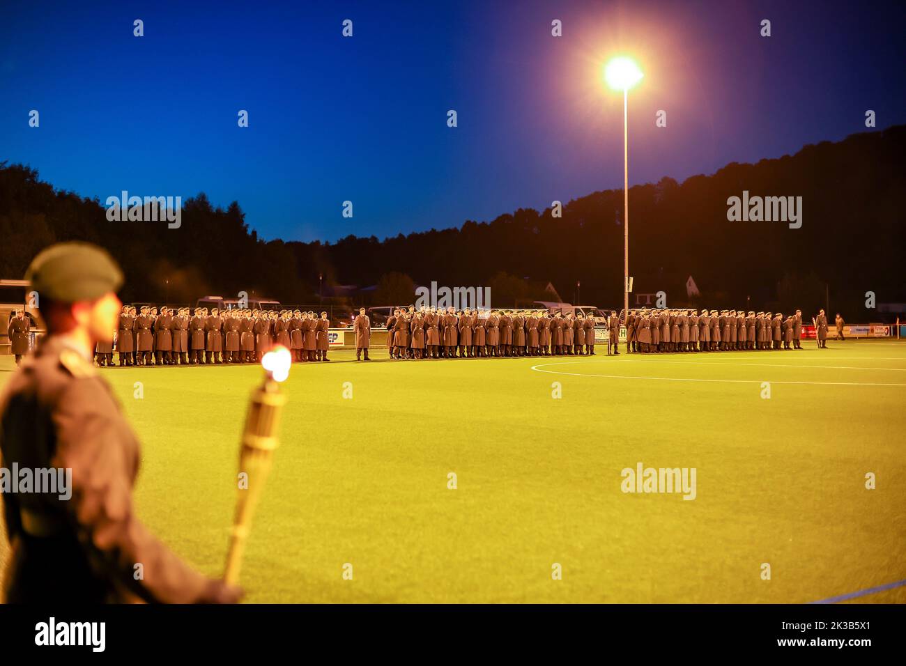 Pockau Lengefeld, Deutschland. 22. September 2022. Rekruten der Marienberger Jäger des Panzergrenadier-Bataillons 371 stehen für einen Pfandrollaufruf auf einem Sportplatz im Erzgebirge. Während der Zeremonie schwor die 120 Männer und Frauen, der Bundesrepublik treu zu dienen. Das Bataillon ist in Marienberg (Erzgebirgskreis) stationiert und gehört zur Panzergrenadier Brigade 37. Die assoziierten Soldaten können unter anderem zur nationalen und alliierten Verteidigung im in- und Ausland eingesetzt werden. Quelle: Jan Woitas/dpa/Alamy Live News Stockfoto