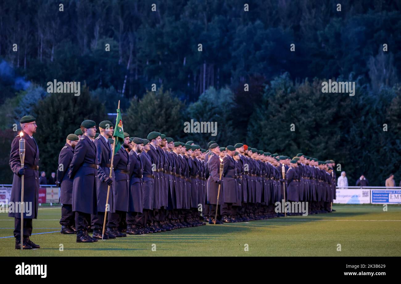 Pockau Lengefeld, Deutschland. 22. September 2022. Rekruten der Marienberger Jäger des Panzergrenadier-Bataillons 371 stehen für einen Pfandrollaufruf auf einem Sportplatz im Erzgebirge. Während der Zeremonie schwor die 120 Männer und Frauen, der Bundesrepublik treu zu dienen. Das Bataillon ist in Marienberg (Erzgebirgskreis) stationiert und gehört zur Panzergrenadier Brigade 37. Die assoziierten Soldaten können unter anderem zur nationalen und alliierten Verteidigung im in- und Ausland eingesetzt werden. Quelle: Jan Woitas/dpa/Alamy Live News Stockfoto