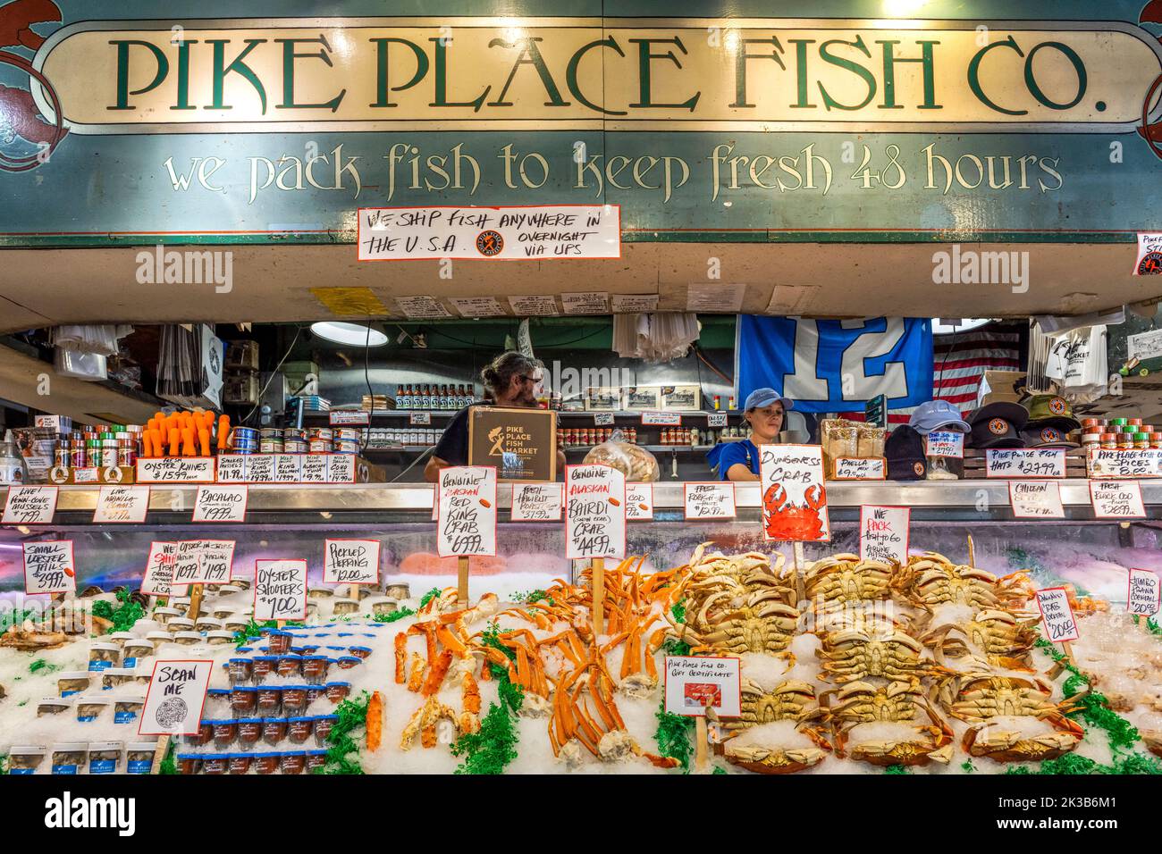 Fischstand am Pike Place Market, Seattle, Washington, USA Stockfoto