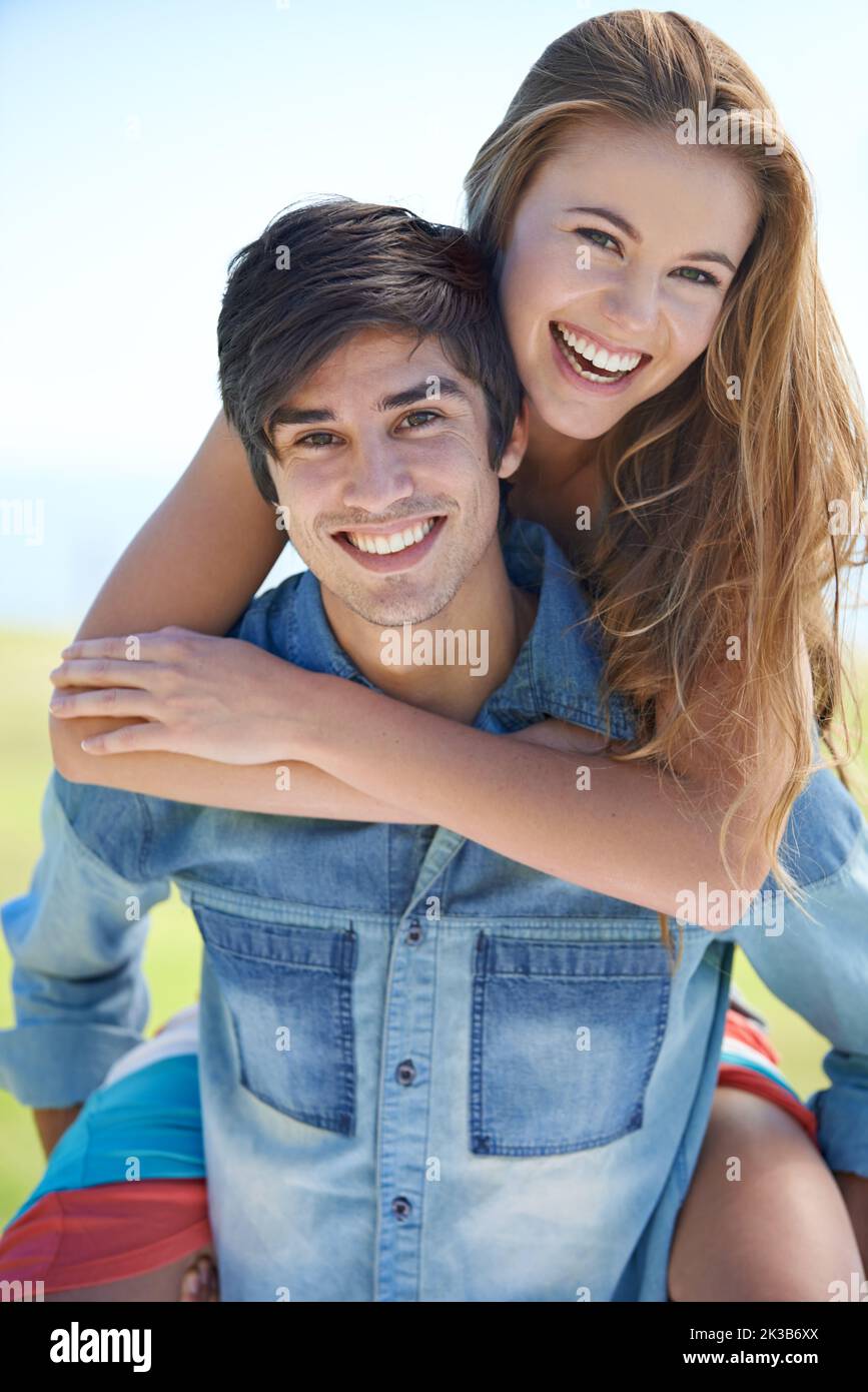Ahhhhh, junge Liebe. Ein junges Paar, das einen schönen Tag im Freien genießt. Stockfoto