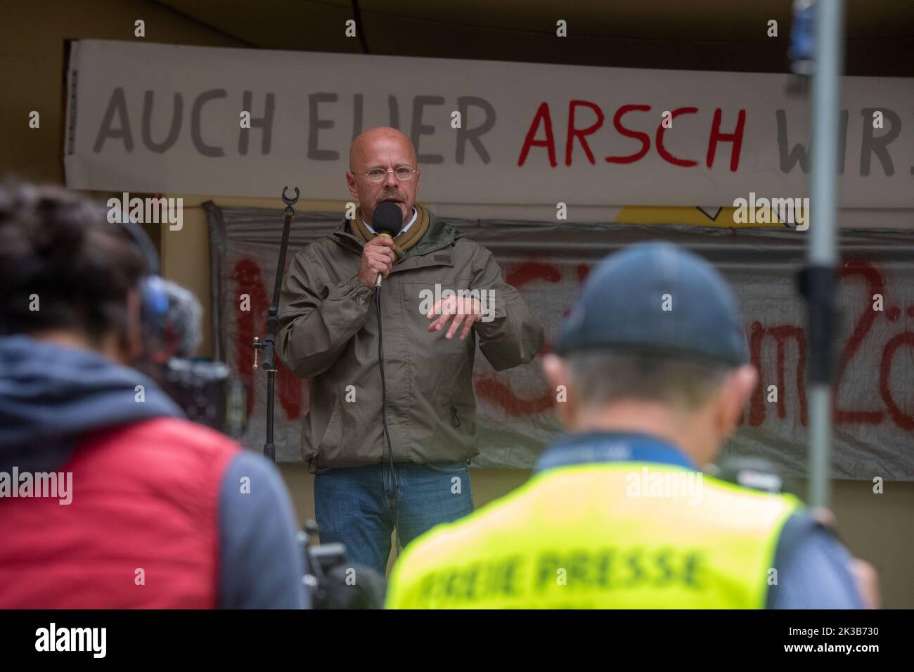 Lubmin, Deutschland. 25. September 2022. Andreas Kalbitz (parteilos), spricht auf einer Demonstration unter dem Motto "endlich Nord Stream 2 öffnen" gegen die Energiepolitik der Bundesregierung. Der Protest der Demonstration richtete sich erneut auch gegen die Russland-Sanktionen der EU im russischen Angriffskrieg. Quelle: Stefan Sauer/dpa/Alamy Live News Stockfoto