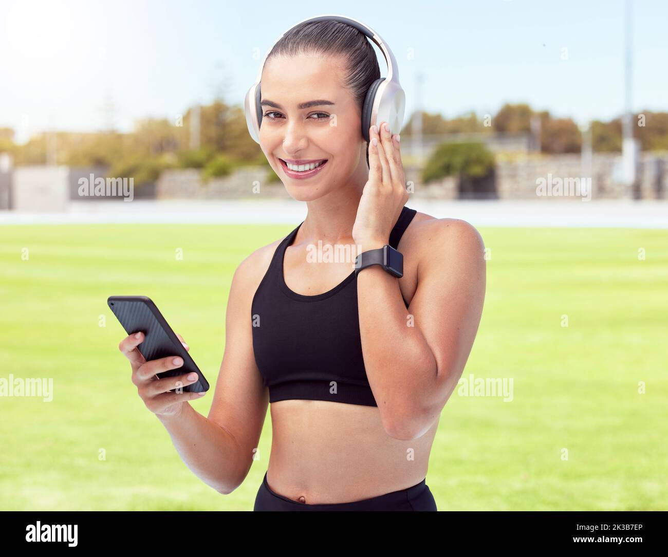 Frau Fitness-Runnerin hört Musik, 5G Telefon für Motivation, Wellness oder Training Outdoor-Sport oder Veranstaltung. Mädchen Sport Athlet Workout, Laufen Stockfoto