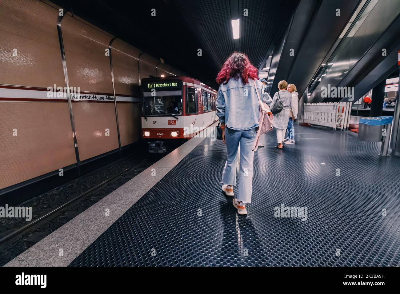 21. Juli 2022, Düsseldorf, Deutschland: Fahrgäste in der U-Bahn oder U-Bahn fahren in den herannahenden Zug. Routen und Zeitplan für den öffentlichen Nahverkehr Stockfoto