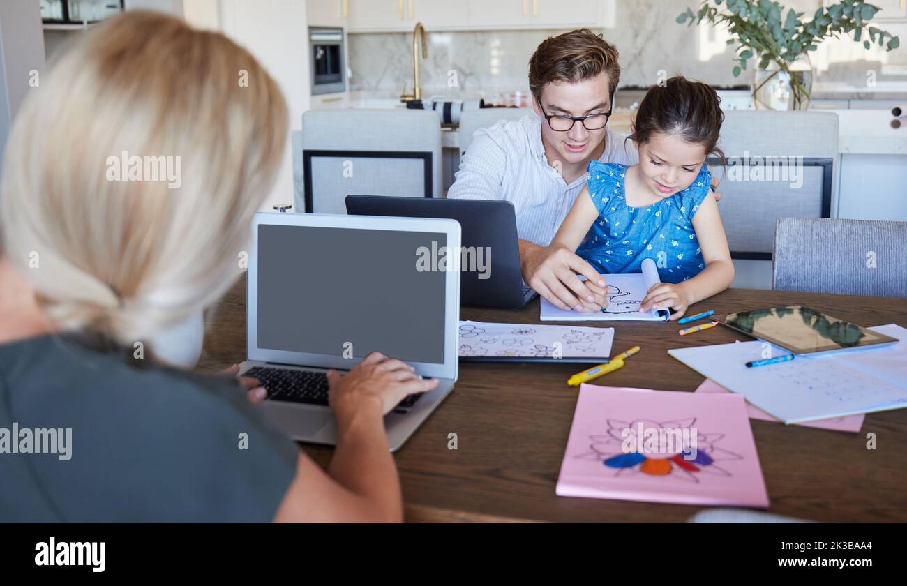Laptop-Bildschirm, Arbeit von zu Hause aus mit Familie, Eltern und Kindern für die Produktivität, Work-Life-Balance und Lernen am Tisch zusammen. Remote-Arbeit von Stockfoto