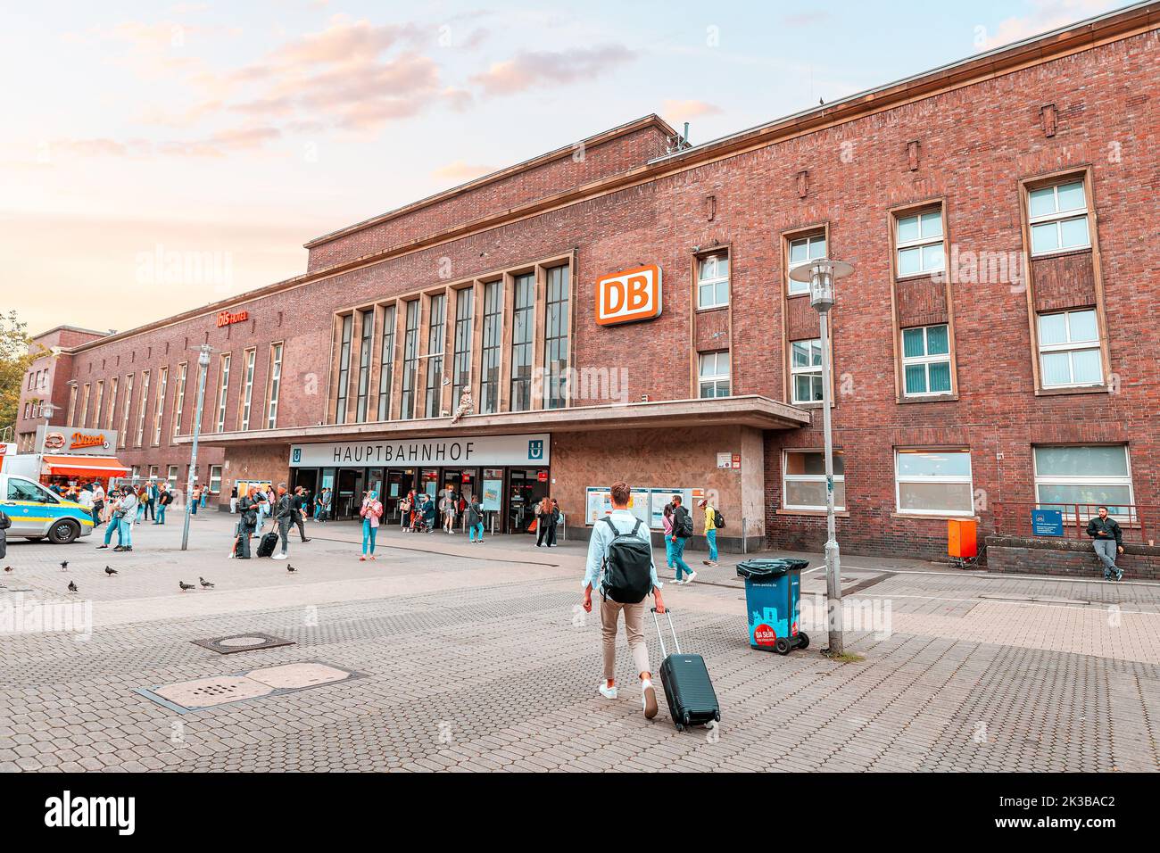 21. Juli 2022, Düsseldorf, Deutschland: Menschen und Passagiere am Eingang des Bahnhofs Deutsche Bahn. Hauptbahnhof transpor Stockfoto