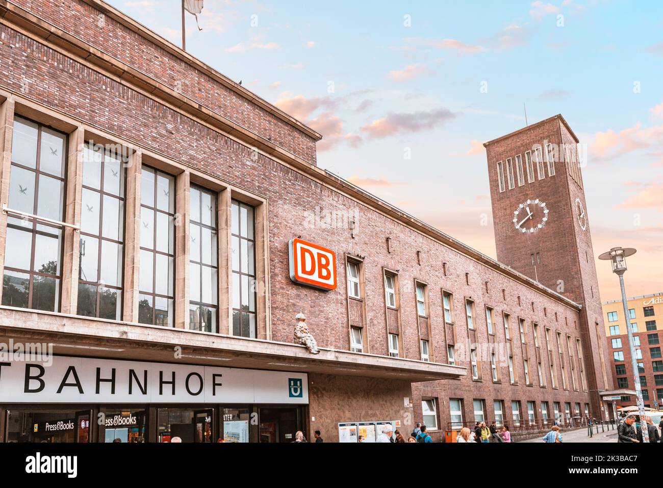 21. Juli 2022, Düsseldorf, Deutschland: Menschen und Passagiere am Eingang des Bahnhofs Deutsche Bahn. Hauptbahnhof transpor Stockfoto