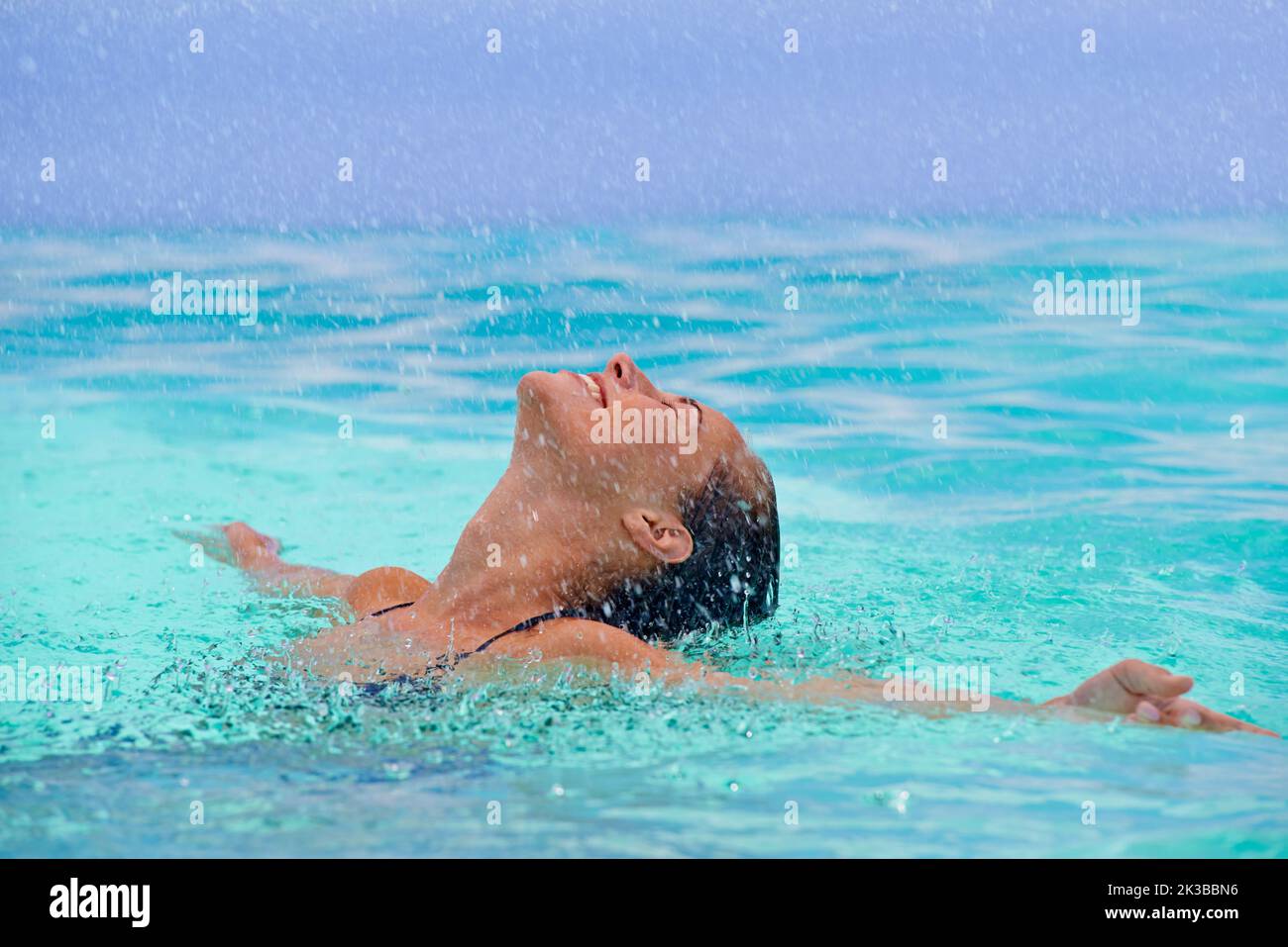 Wohltuende Entspannung im Wasser...Nahaufnahme einer jungen Frau, die ein Bad genießt. Stockfoto