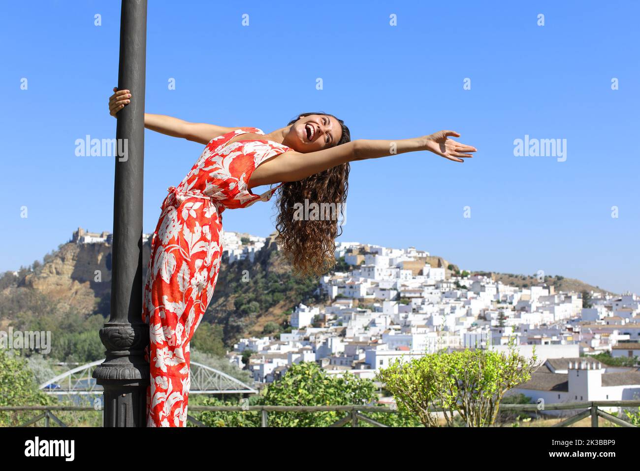 Fröhlicher spontaner Tourist, der seinen Urlaub in einer Stadt feiert Stockfoto