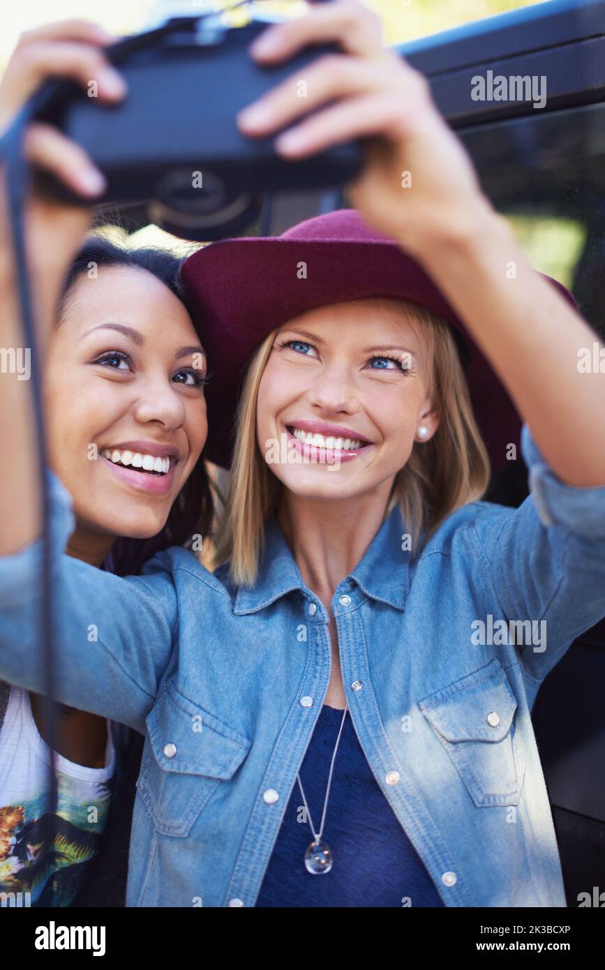 Erinnerungen für ein Leben. Eine zwei Freundinnen, die Selbstporträts während eines Roadtrip machen. Stockfoto