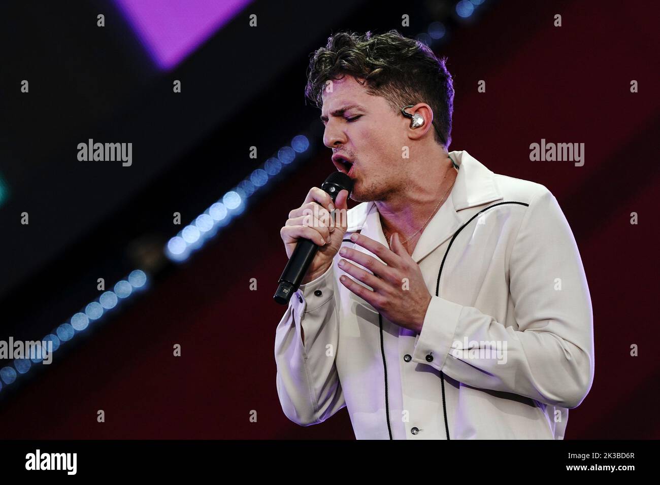 Charlie puth live foto Fotos und Bildmaterial in hoher Auflösung Alamy