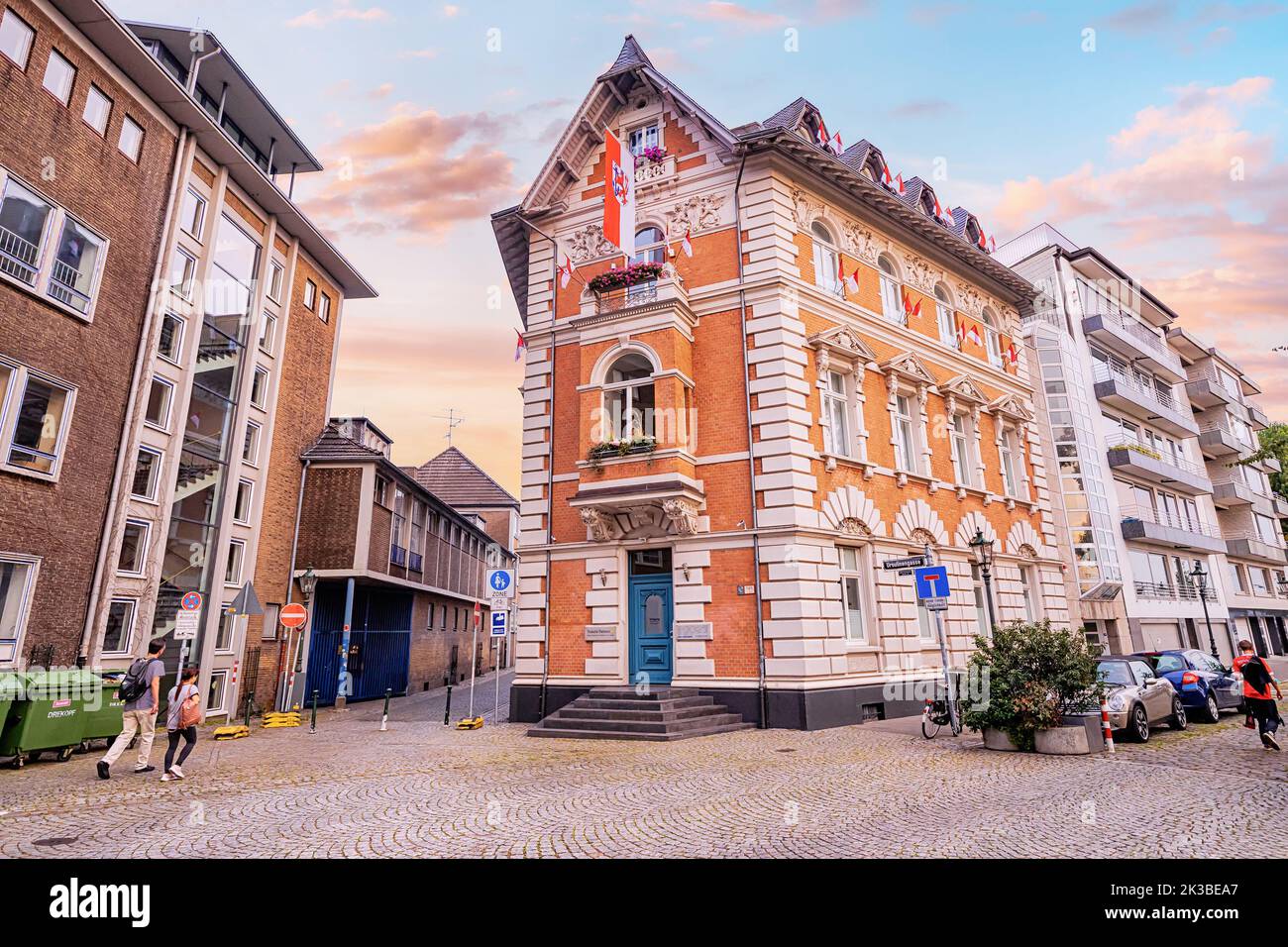 22. Juli 2022, Düsseldorf, Deutschland: Fassade eines schönen Gebäudes mit Fahnen in der Altstadt Stockfoto