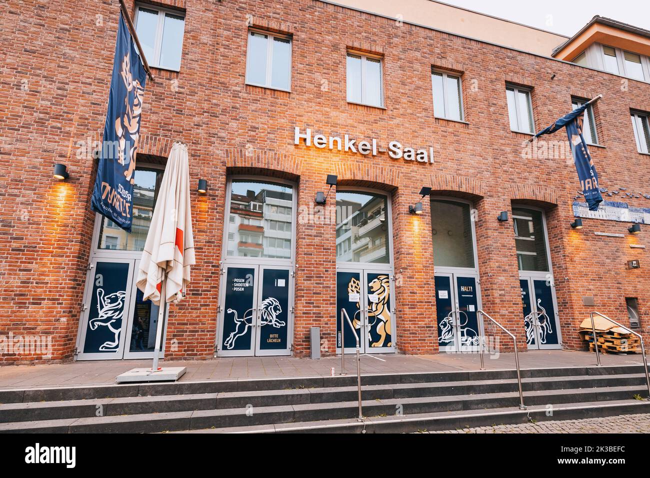 22. Juli 2022, Düsseldorf, Deutschland: Fassade des schönen Gebäudes Henkel Saal mit Fahnen in der Altstadt Stockfoto