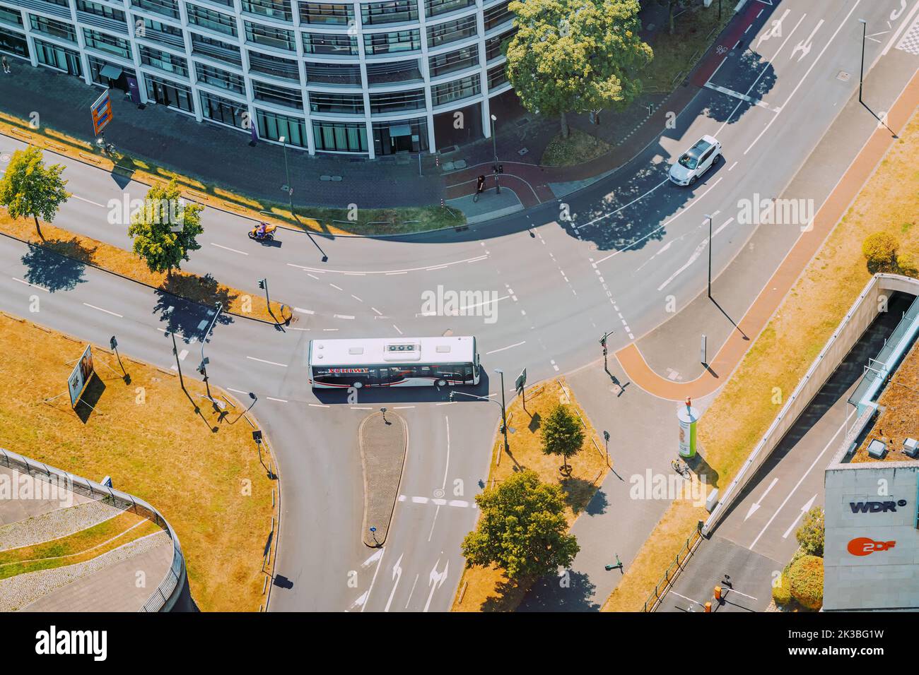 23. Juli 2022, Düsseldorf, Deutschland: Luftaufnahme des öffentlichen Busverkehrs im Vorort an der Kreuzung der Stadt Stockfoto
