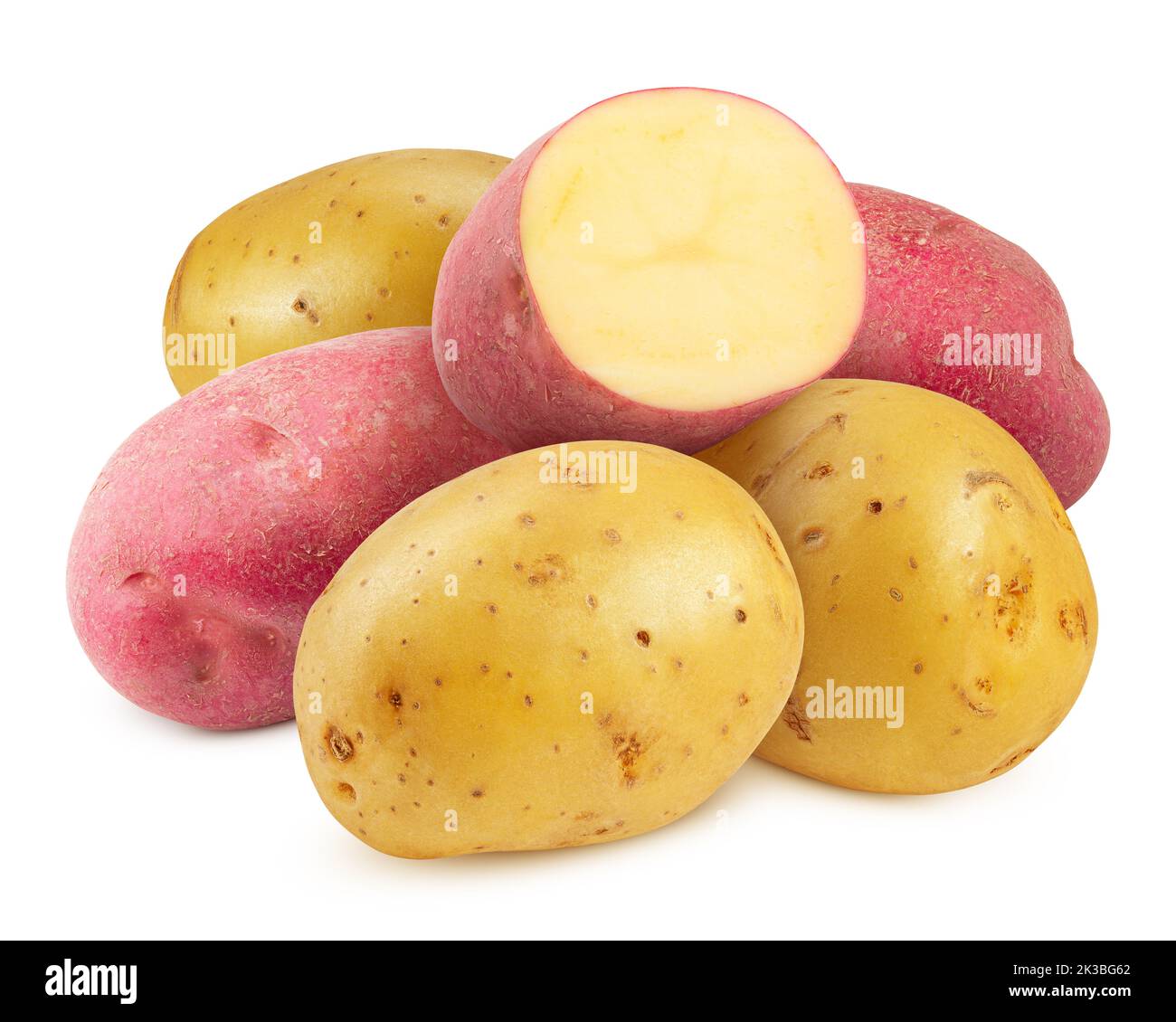Gelbe und rote Kartoffeln, isoliert auf weißem Hintergrund, Schnittpfad, volle Schärfentiefe Stockfoto
