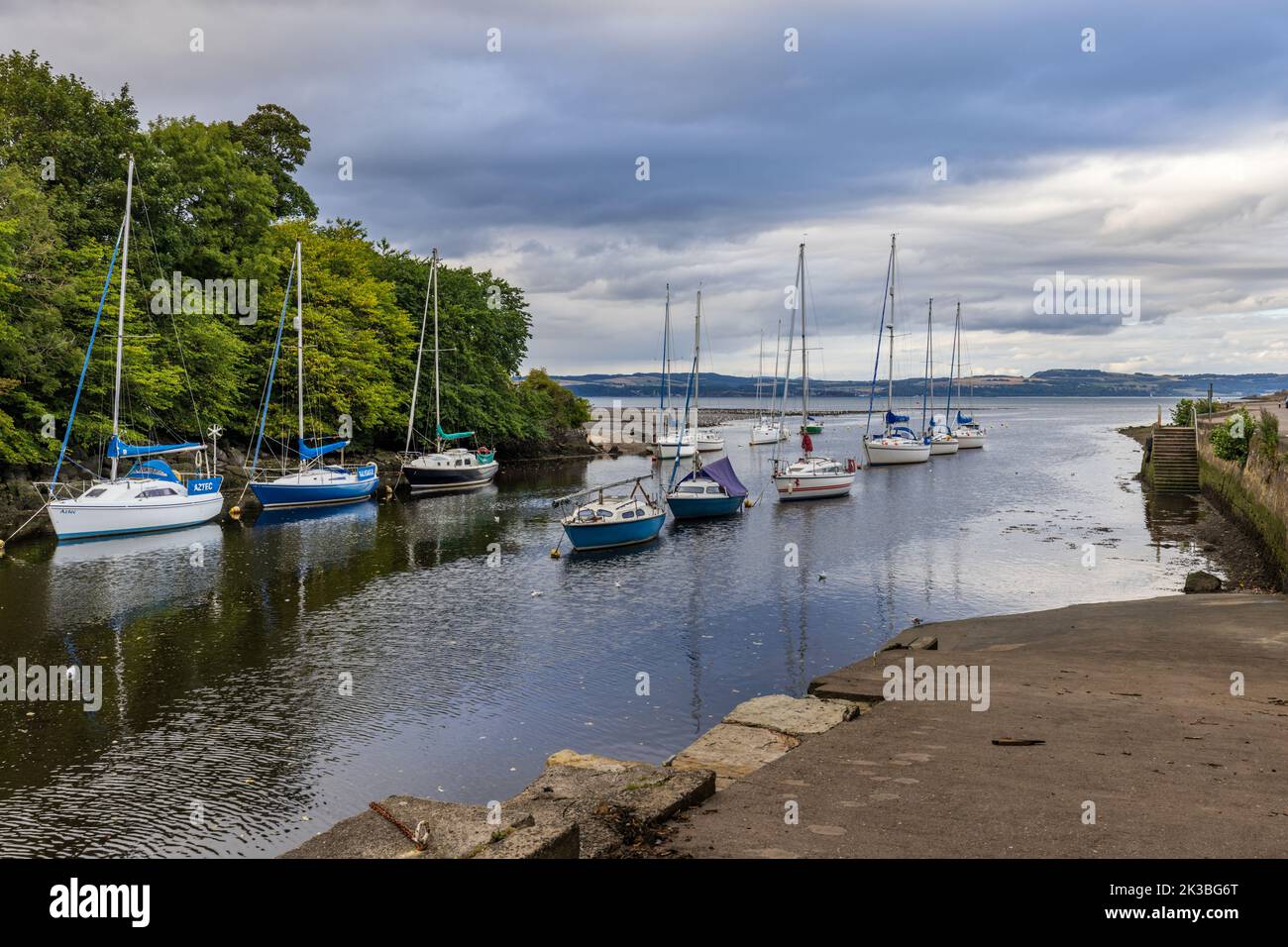 Kleine Boote und Yachten liegen an der Mündung des Flusses Almond in Cramond in der Nähe von Edinburgh, Schottland. Stockfoto
