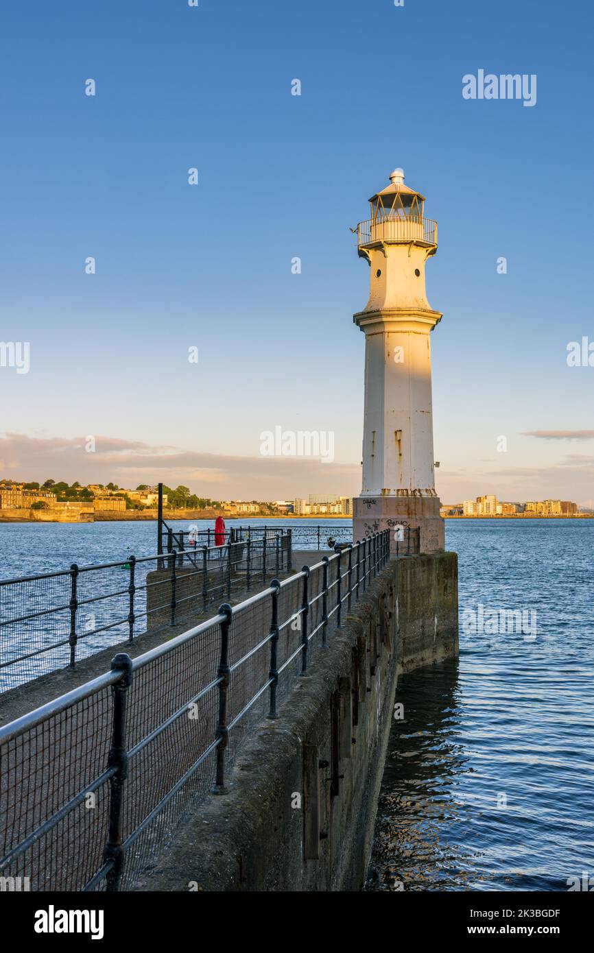 Der Leuchtturm am Newhaven Harbour am Firth of Forth, Edinburgh, Schottland. Stockfoto