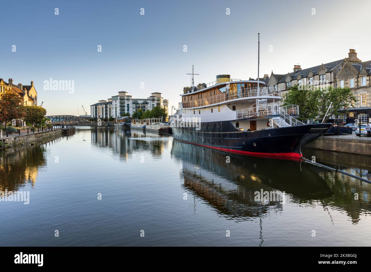 Das Ocean Mist-Boot, heute ein Boutique-Hotel, eine Bar und ein Restaurant, ist dauerhaft im Wasser von Leith in Edinburgh, Schottland, verankert. Stockfoto