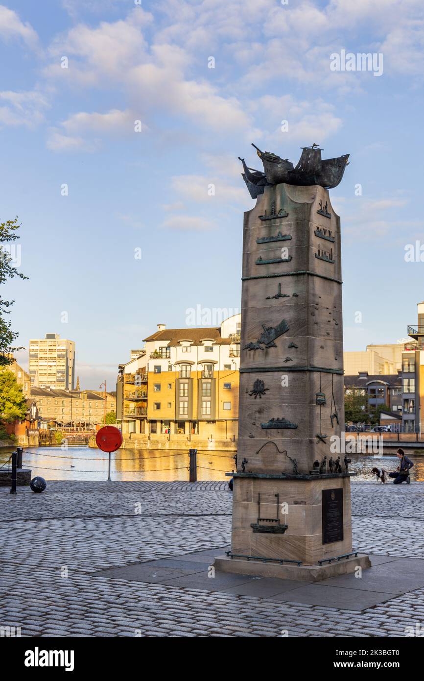 Das Scottish Merchant Navy Memorial am Tower Place an der Küste in Leith in Edinburgh. Entworfen und geformt von Jill Watson. Stockfoto