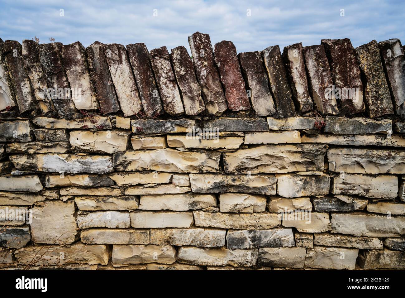 Trockensteinmauer, die einige der Weinberge in der Beaune-Region, Burgund, Frankreich, umschließt. Stockfoto