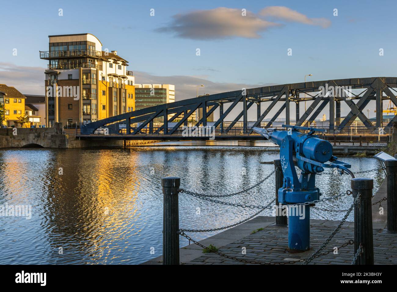 Christian Salvesen bewahrte Harpune mit Victoria Swing Bridge im Hintergrund auf dem Wasser von Leith in Leith, Edinburgh. Stockfoto