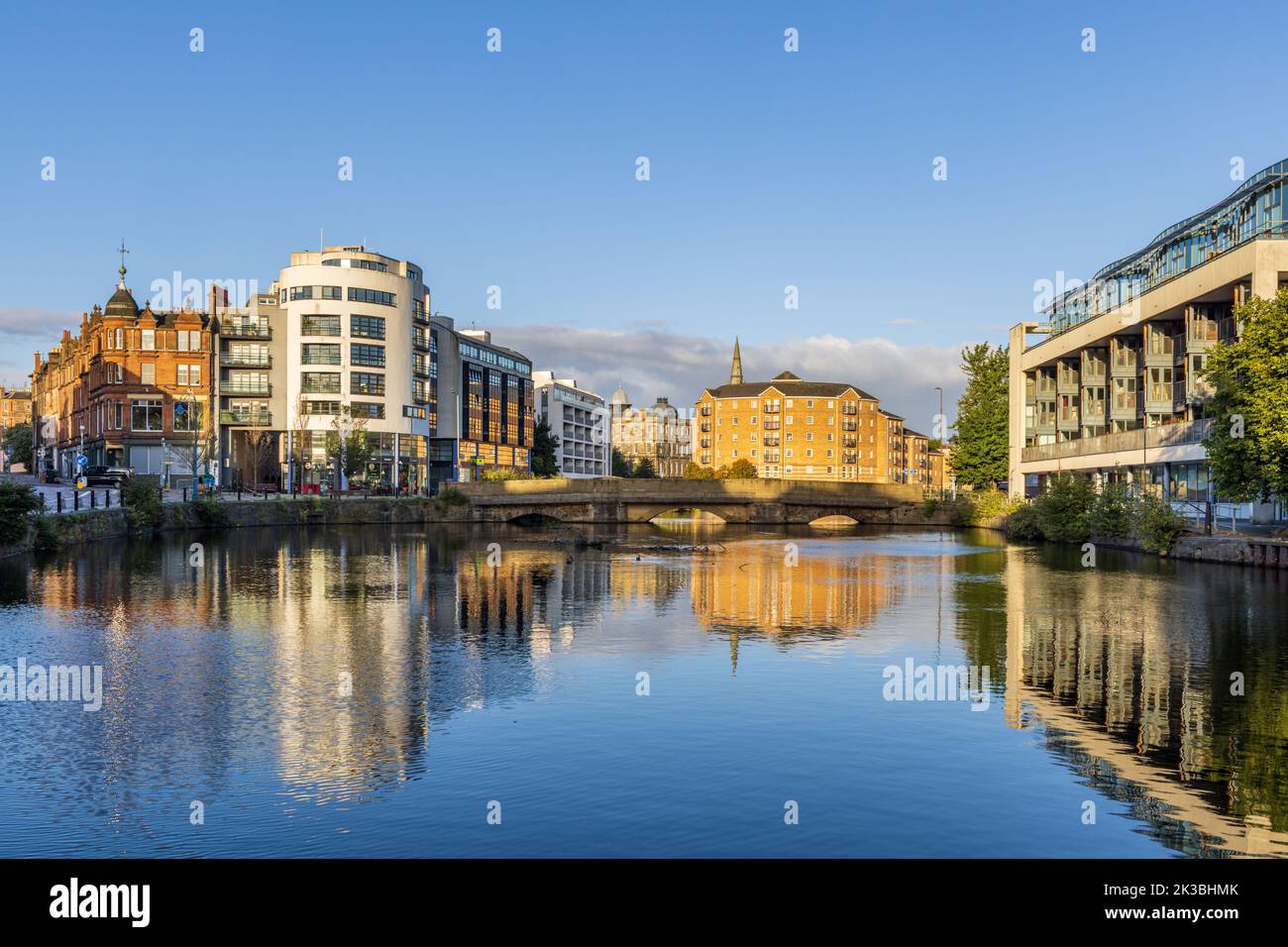 Gebäude spiegeln sich im Wasser von Leith in Edinburgh, Schottland. Stockfoto