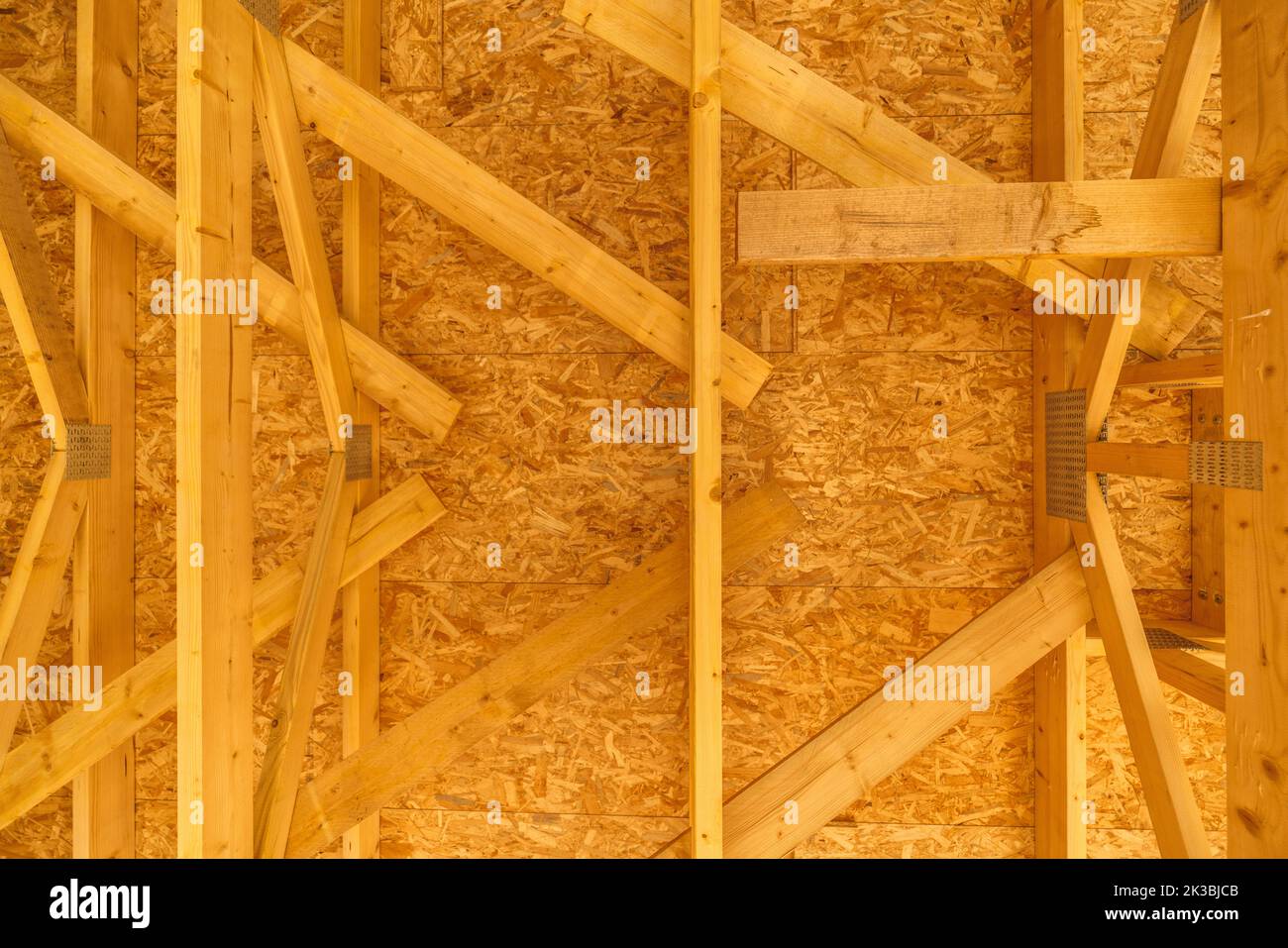 Nahaufnahme des Fachwerkbaus eines ökologischen, erneuerbaren, energiearmen und nachhaltigen Ökohauses aus Holz. Stockfoto