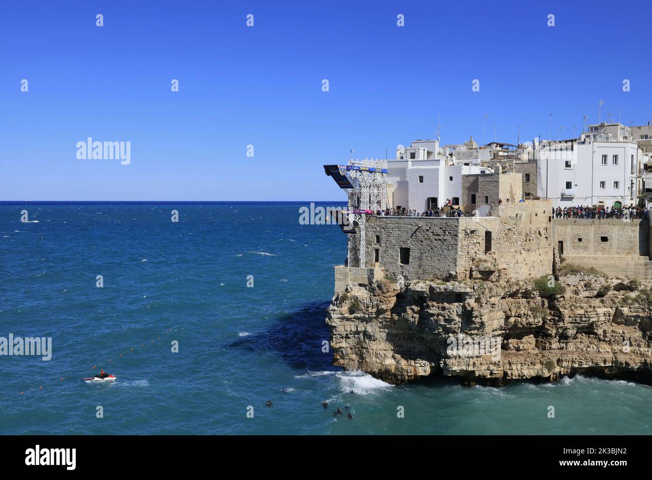 Polignano a Mare, Italien, 18. September 2022. Red Bull Cliff Diving, springen vor der vierten und letzten Runde beim diesjährigen Wettbewerb ein. Stockfoto