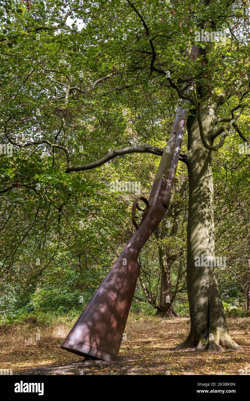 „Landscape with Gun and Tree“, Kunstwerke von Cornelia Parker. Gala Hill Wood, Jupiter Artland, Wilkieston, Edinburgh, West Lothian, Schottland. Stockfoto