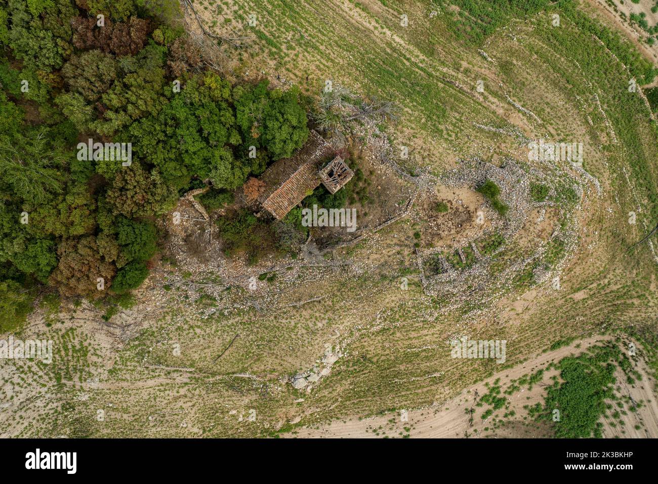 Luftaufnahme des Stausees Susqueda im Gebiet Sant Martí de Querós während der Sommertrockenheit von 2022 (Les Guilleries, Girona, Katalonien, Spanien) Stockfoto