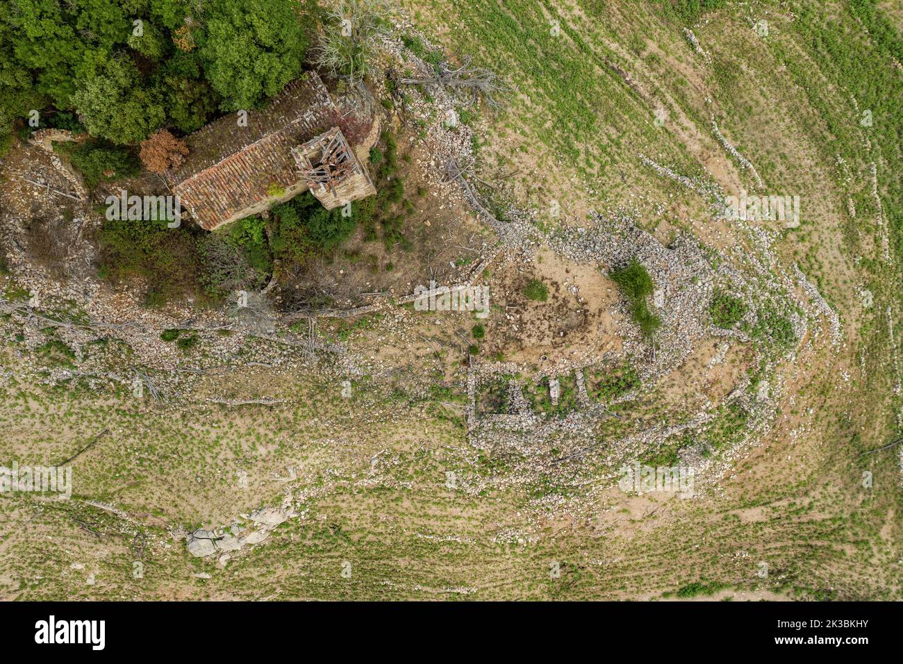 Luftaufnahme des Stausees Susqueda im Gebiet Sant Martí de Querós während der Sommertrockenheit von 2022 (Les Guilleries, Girona, Katalonien, Spanien) Stockfoto