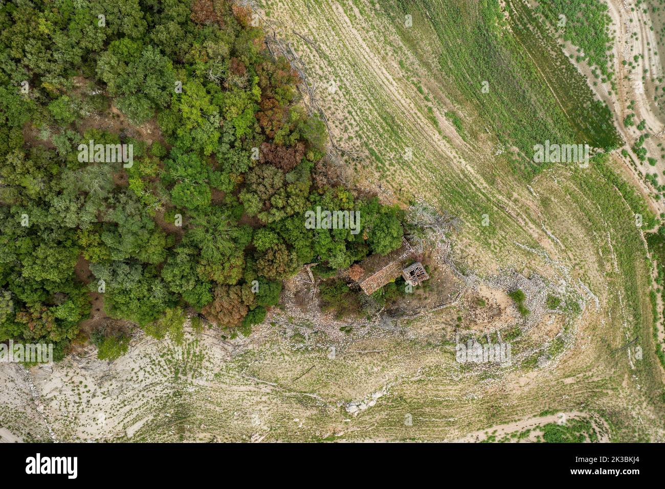 Luftaufnahme des Stausees Susqueda im Gebiet Sant Martí de Querós während der Sommertrockenheit von 2022 (Les Guilleries, Girona, Katalonien, Spanien) Stockfoto