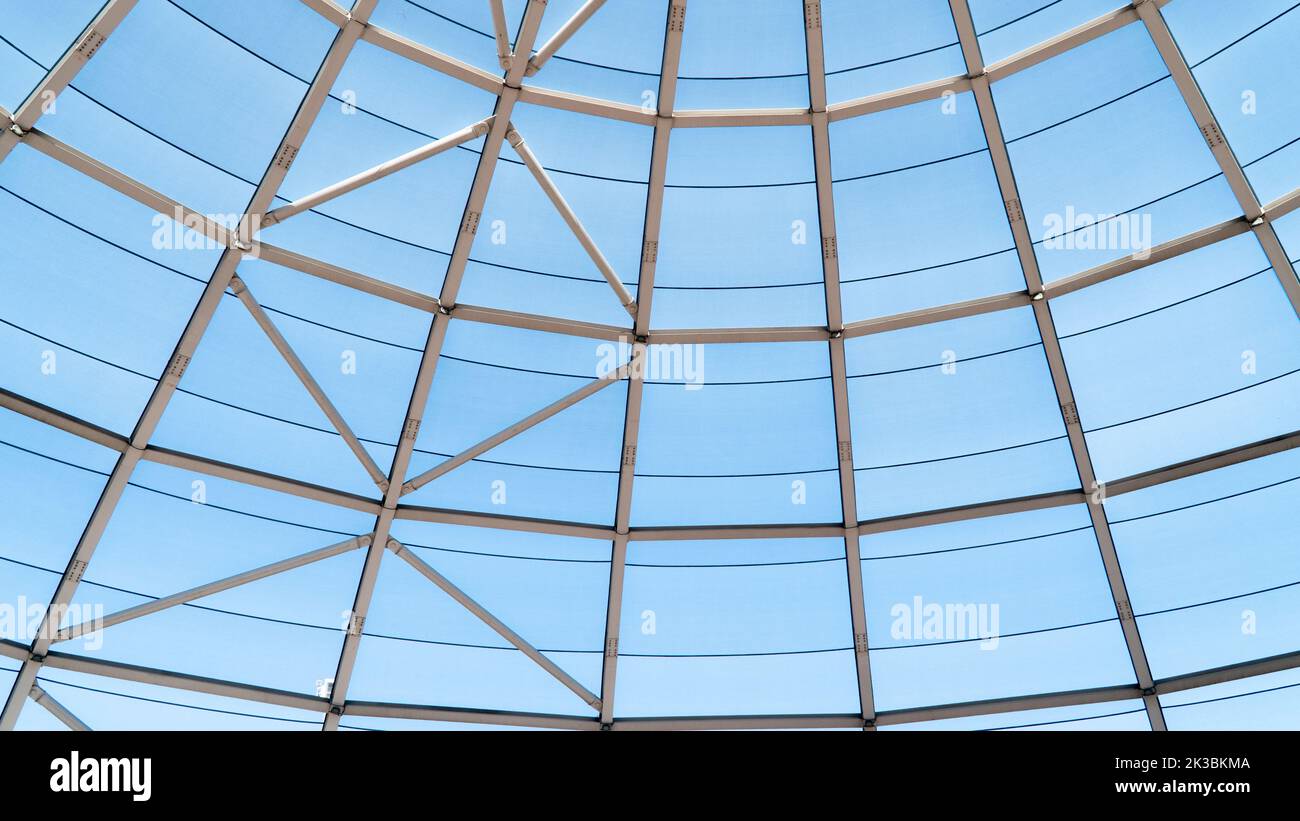 Horizontale und vertikale Linien in trapezialer Hintergrundarchitektur, Kuppelstruktur Stockfoto