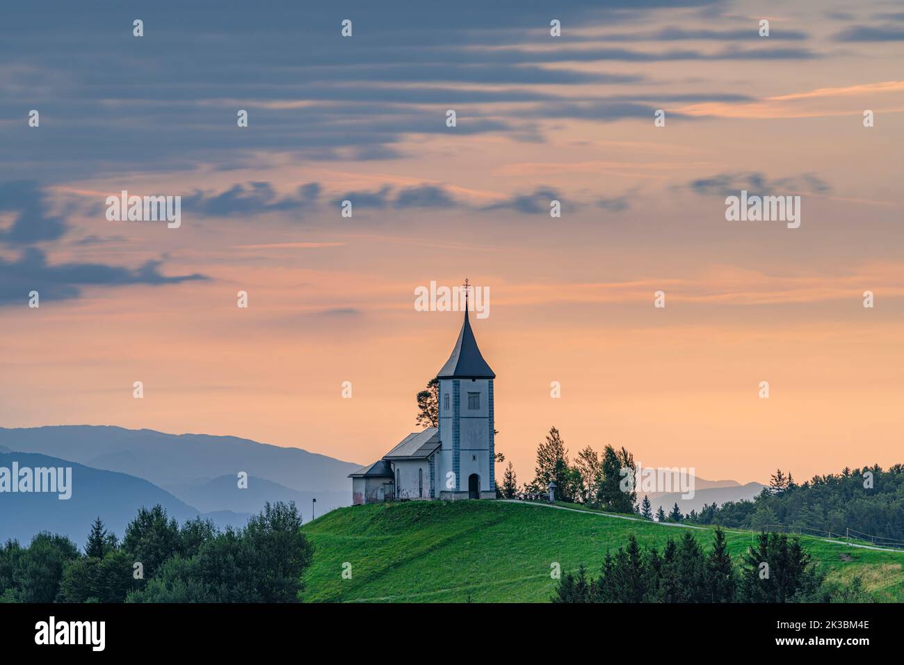 Die berühmte Kirche Saints Primus und Felician bei Sonnenaufgang Stockfoto