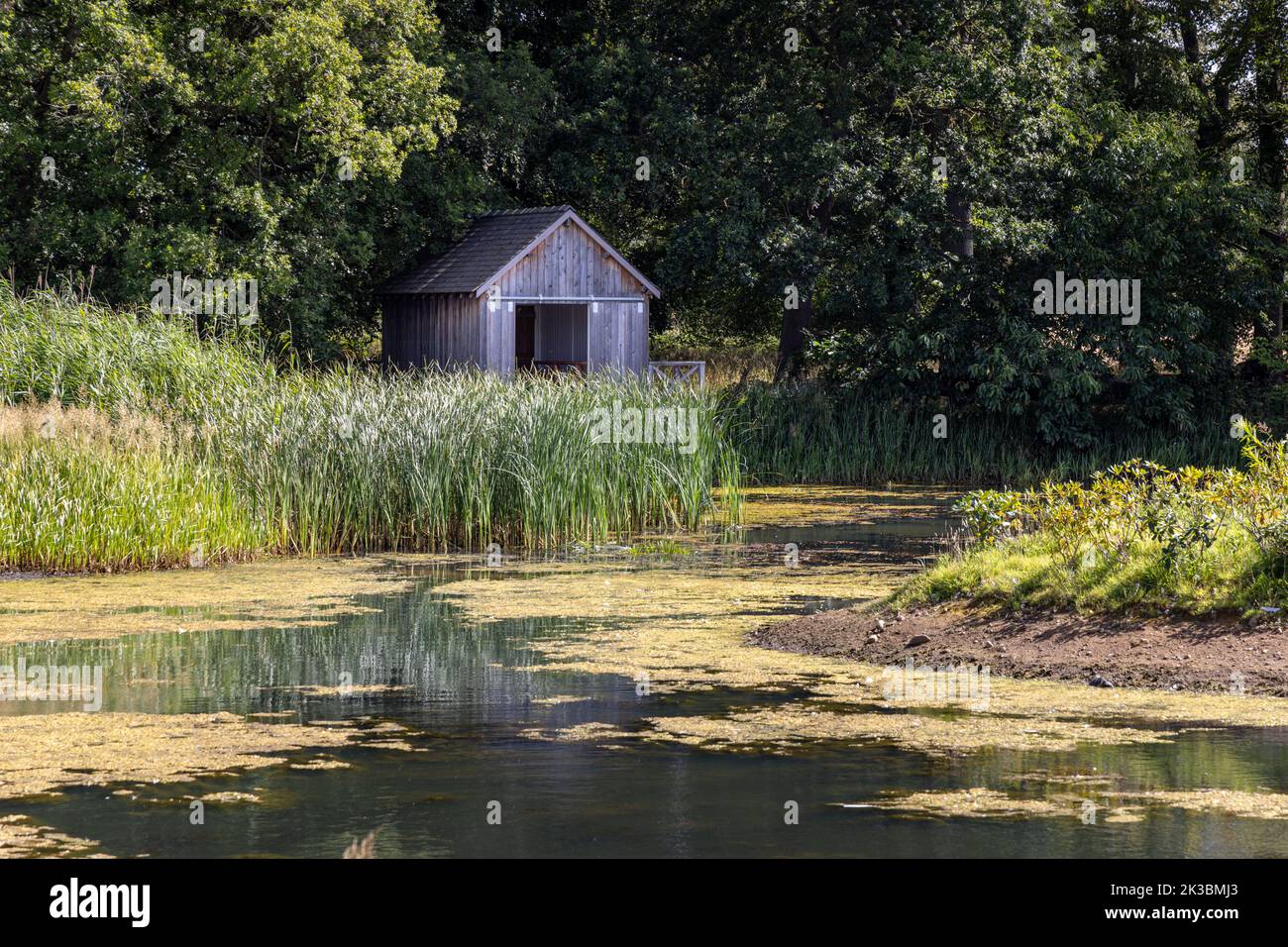 „Rivers“ von Tania Kovats, einem Bootshaus auf dem Ententeich, Jupiter Artland, Wilkieston, Edinburgh, West Lothian, Schottland. Stockfoto