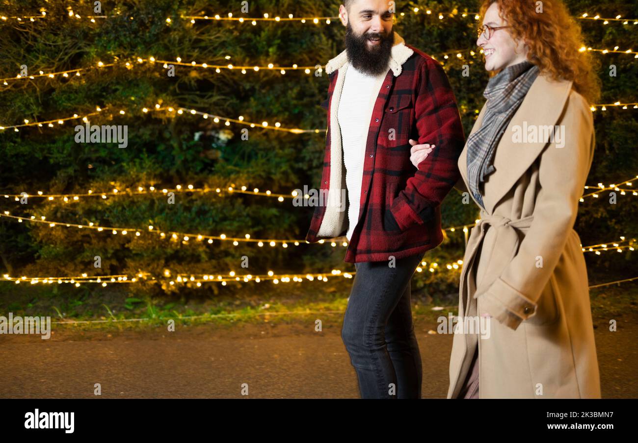 Junges Paar, das in einer schönen Winternacht spazierengeht Stockfoto