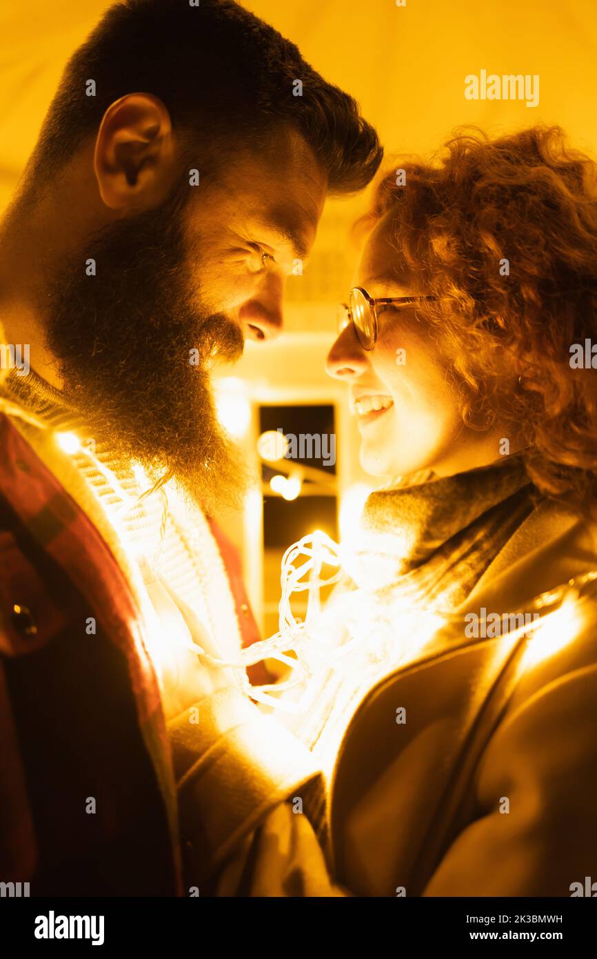 Nahaufnahme von zwei verliebten Personen Stockfoto