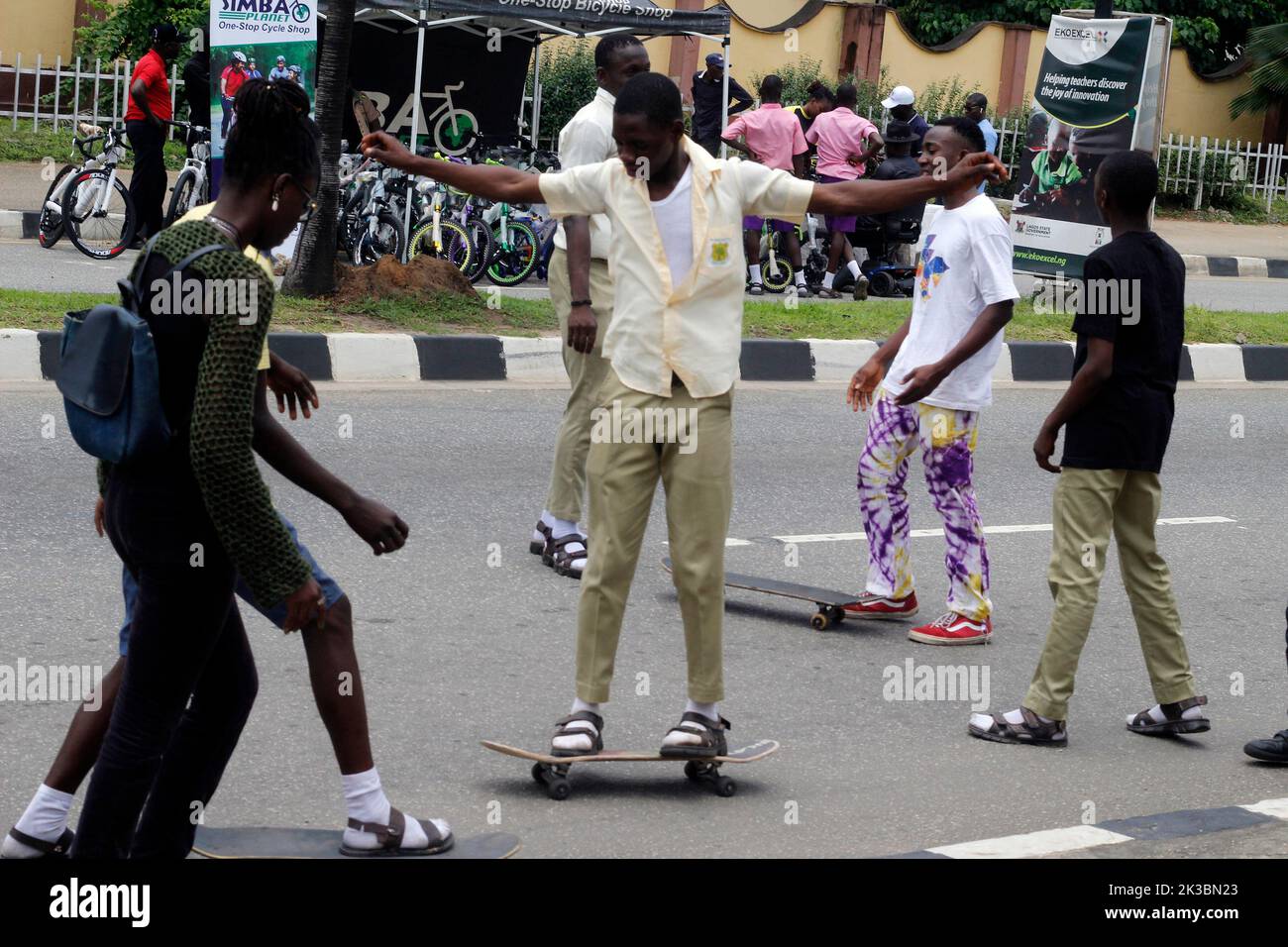 Lagos Feiert Den Weltautofreien Tag 2022 In Lagos, Nigeria. 25. September 2022. Schulkinder lernen in Alausa Schlittschuhlaufen, wenn die Regierung des Staates Lagos am Sonntag, dem 25 2022. September, den 2022. Welt-Tag der autofreien Autos in Alausa, Ikeja, Lagos, Nigeria, feiert. Die Landesregierung sagte, dass sie einen Fahrradparkplatz in einige ihrer Straßeninfrastruktur aufgenommen hat, um einen nicht-motorisierten Verkehrsplan zu fördern und die Fitness der Bürger zu verbessern. Quelle: Adekunle Ajayi/Alamy Live News Stockfoto