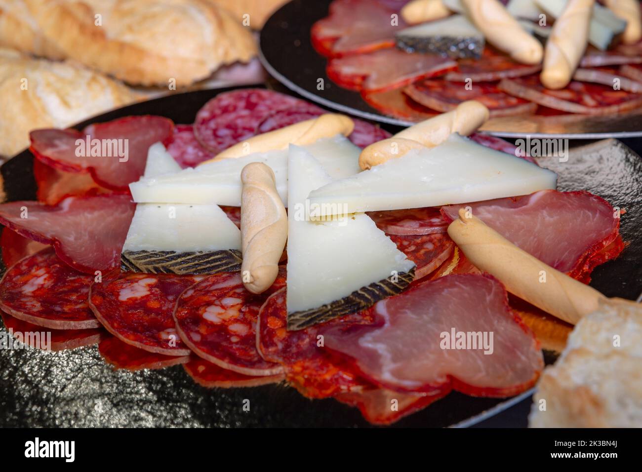 Teller mit iberischer Wurst. Salami, Chorizo, Lende, Manchego-Käse. Stockfoto