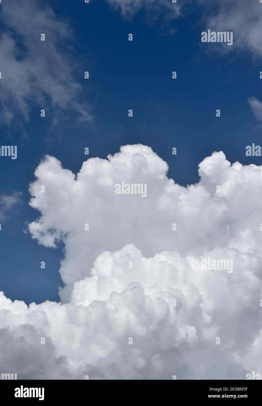 Cumulus Wolke auf schönen blauen Himmel im Tageslicht, Fluffy Wolken Formationen in tropischen Zone Stockfoto