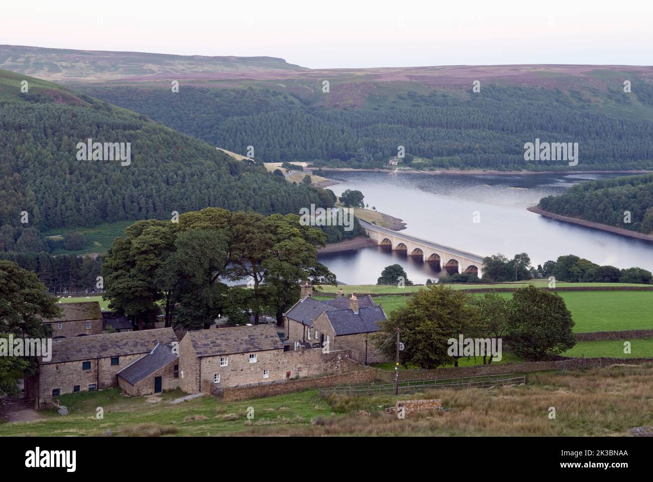 Ladybower Reservoir hinter Ladybower Inn im Peak District Derbyshire Stockfoto