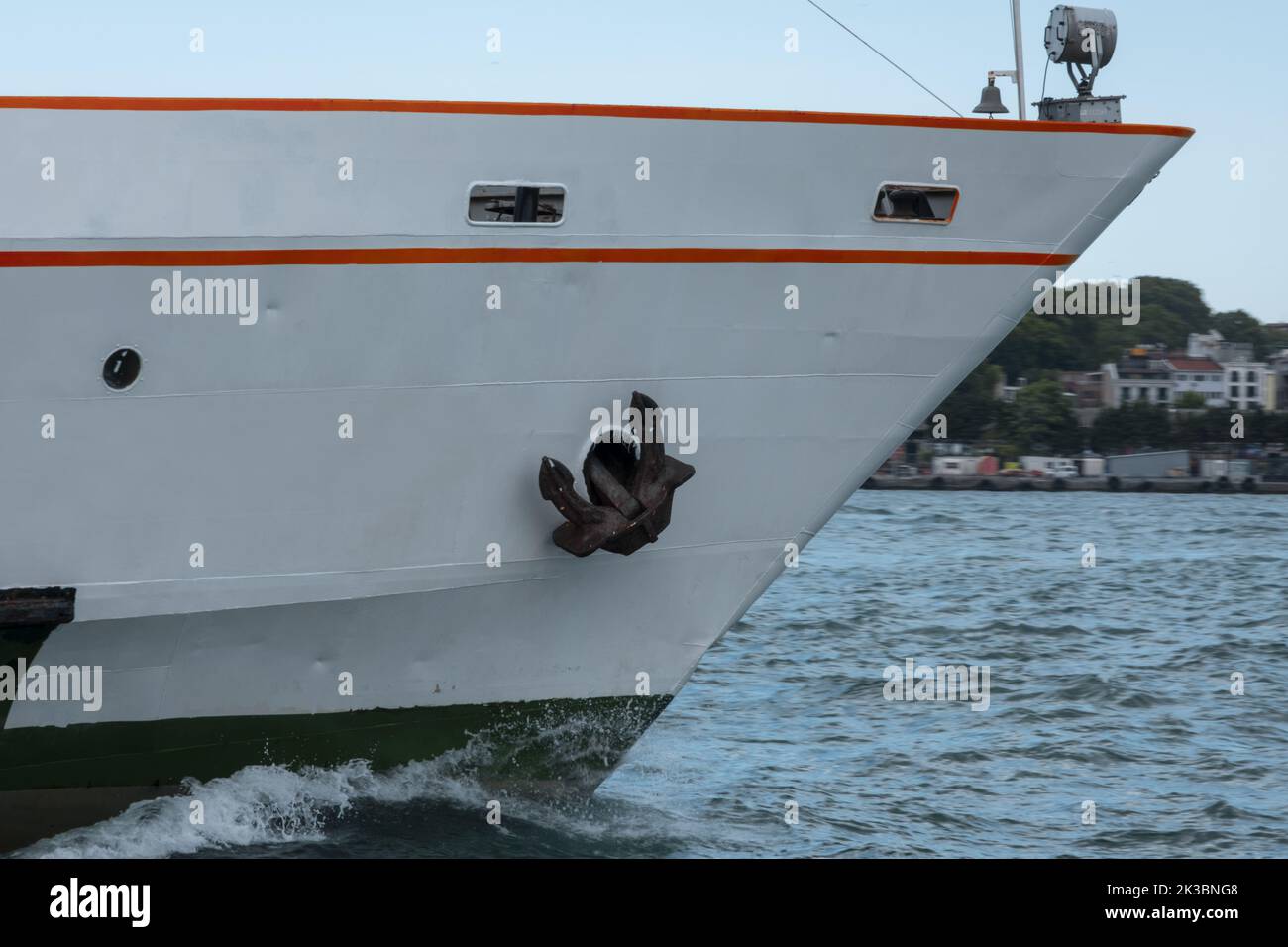 Vorderteil eines großen weißen Schiffes, Fähre geht auf Bosporus mit einem blauen Himmel, Anker und marine Konzept, weiter gehen und Fortschritte Idee Stockfoto