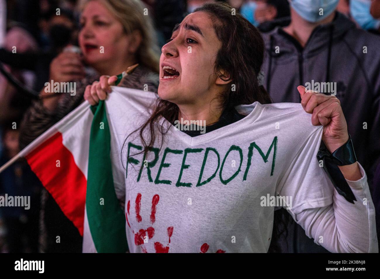 Toronto, Kanada. 24. September 2022. Eine junge Frau, die ein T-Shirt mit der Aufschrift „Freiheit“ trägt, singt während der Demonstration Slogans. Hunderte versammelten sich, um Mahsa Amini zu ehren und gegen die iranische Regierung in Toronto, Kanada, zu protestieren. Kredit: SOPA Images Limited/Alamy Live Nachrichten Stockfoto