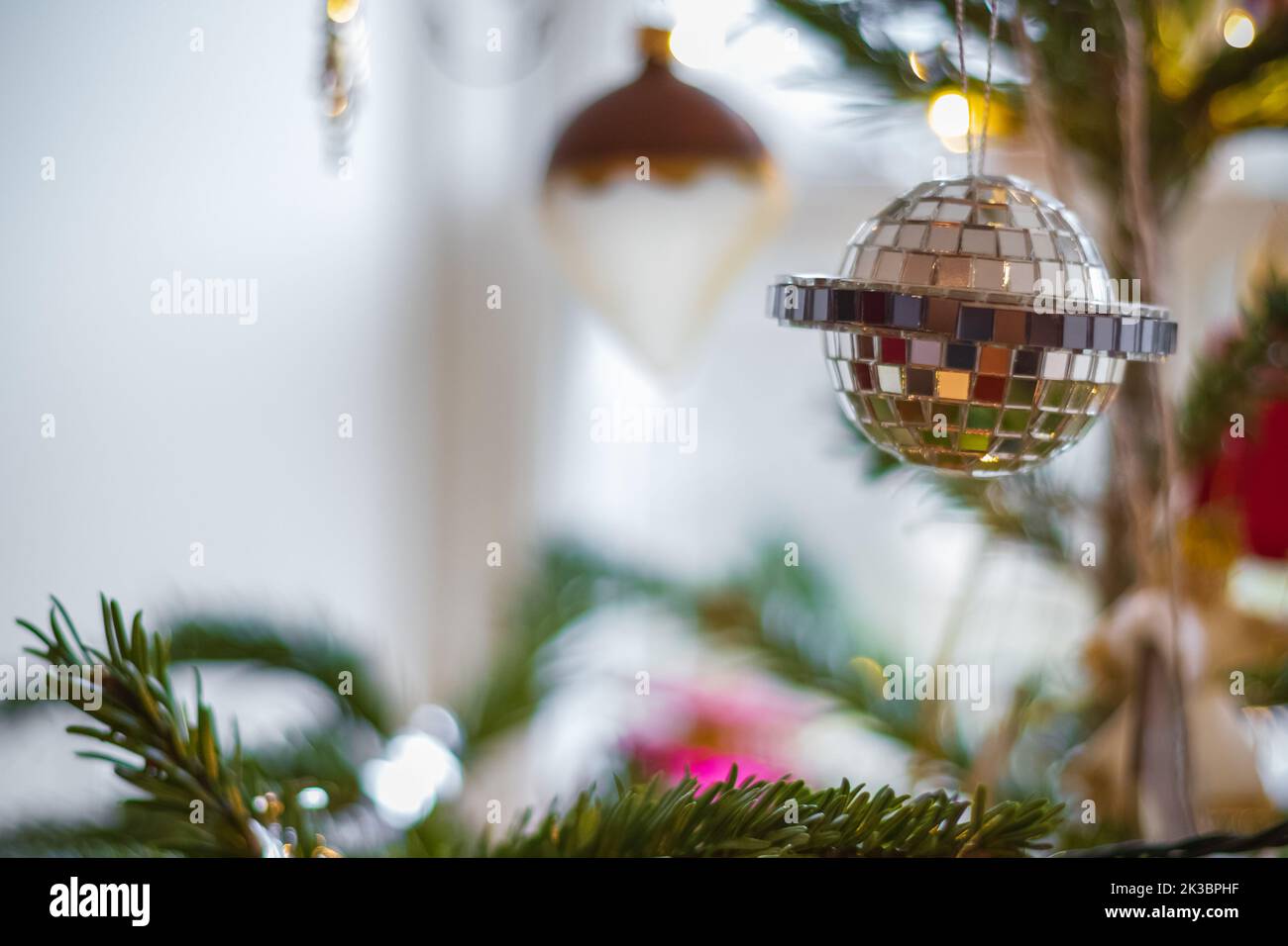 Selektiver Fokus, Weihnachtsfeiertage Hintergrund mit Baumschmuck Stockfoto