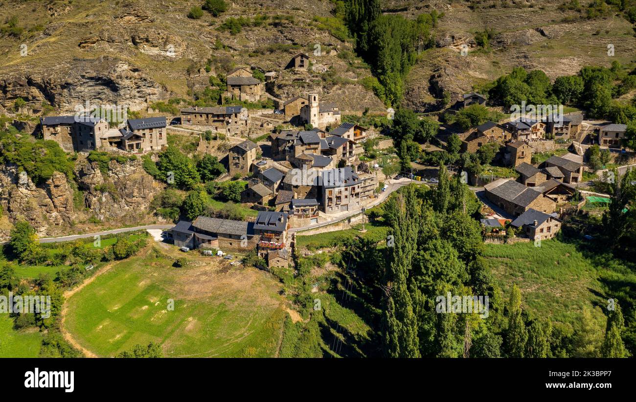 Luftaufnahme der Stadt Burg und der umliegenden grünen Felder in Coma de Burg (Pallars Sobirà, Lleida, Katalonien, Spanien, Pyrenäen) Stockfoto