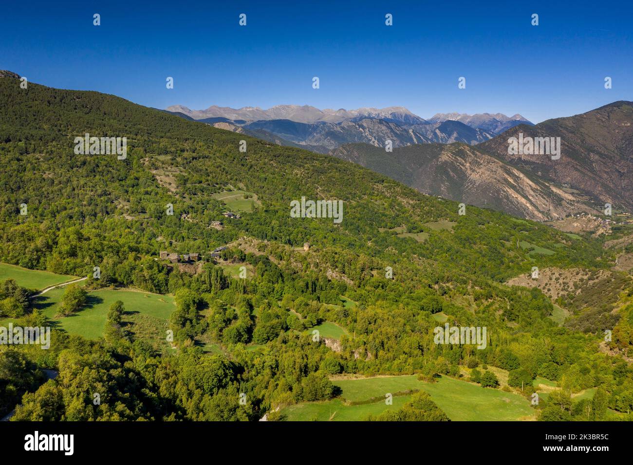 Luftaufnahme der Stadt Farrera und der umliegenden grünen Felder, im Tal der Coma de Burg (Pallars Sobirà, Lleida, Katalonien, Spanien, Pyrenäen) Stockfoto